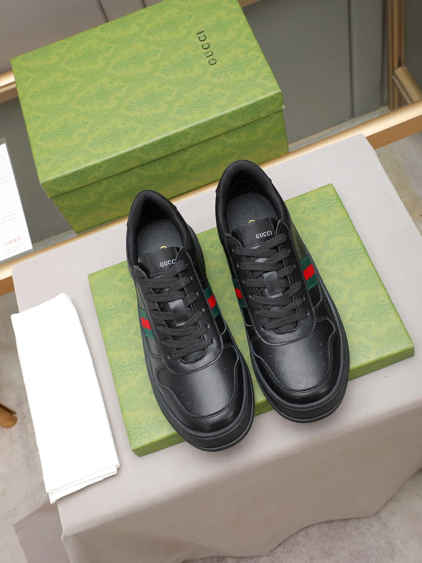 PP420 new men's shoes GUCCI fashion trend, made of first-layer calfskin➕breathable mesh lining! The foot feels super comfortable and the workmanship is impeccable. The original ultra-light outsole, size: 38-44 (45 customized), 5 colors to choose from!